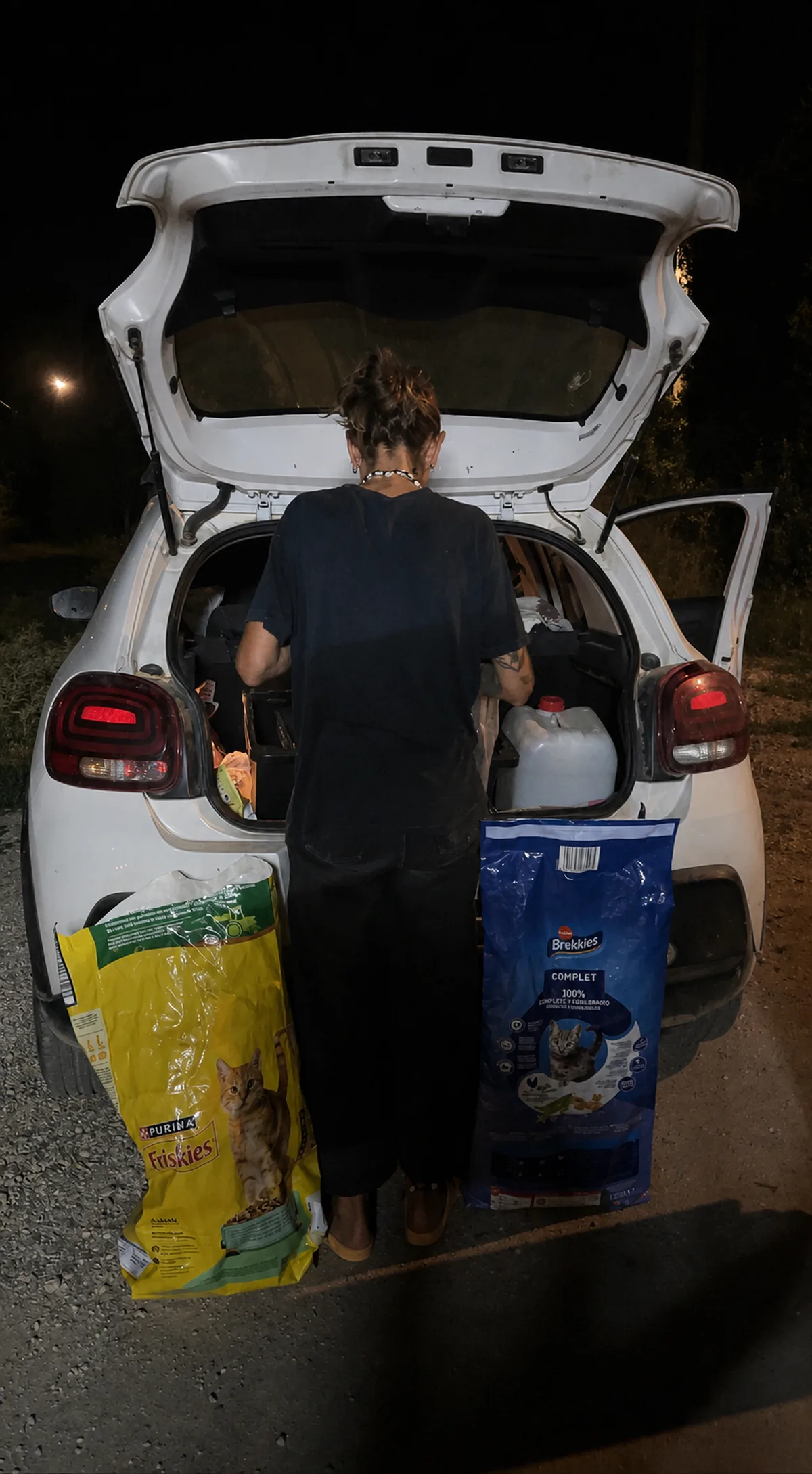 Das mit Futter und Wasser beladene Fahrzeug vor einer Versorgungstour